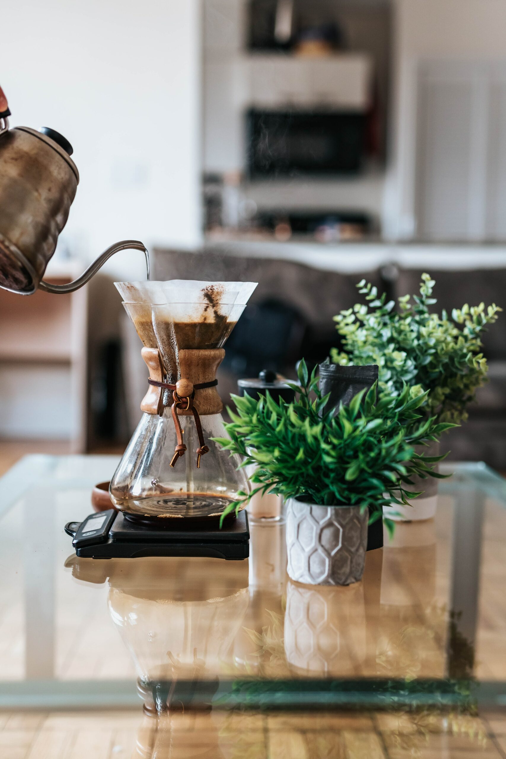Une personne est en train de faire couler de l'eau chaude dans une cafetière avec un filtre