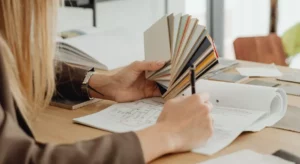 Femme en train de choisir quelle couleur elle va utiliser pour son projet