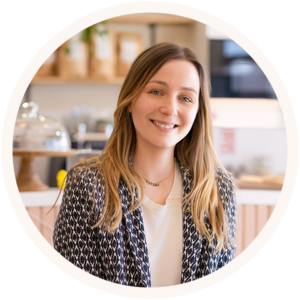 Portrait de raphaelle graphiste souriante en intérieur