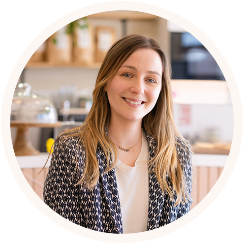 Portrait de raphaelle graphiste souriante en intérieur