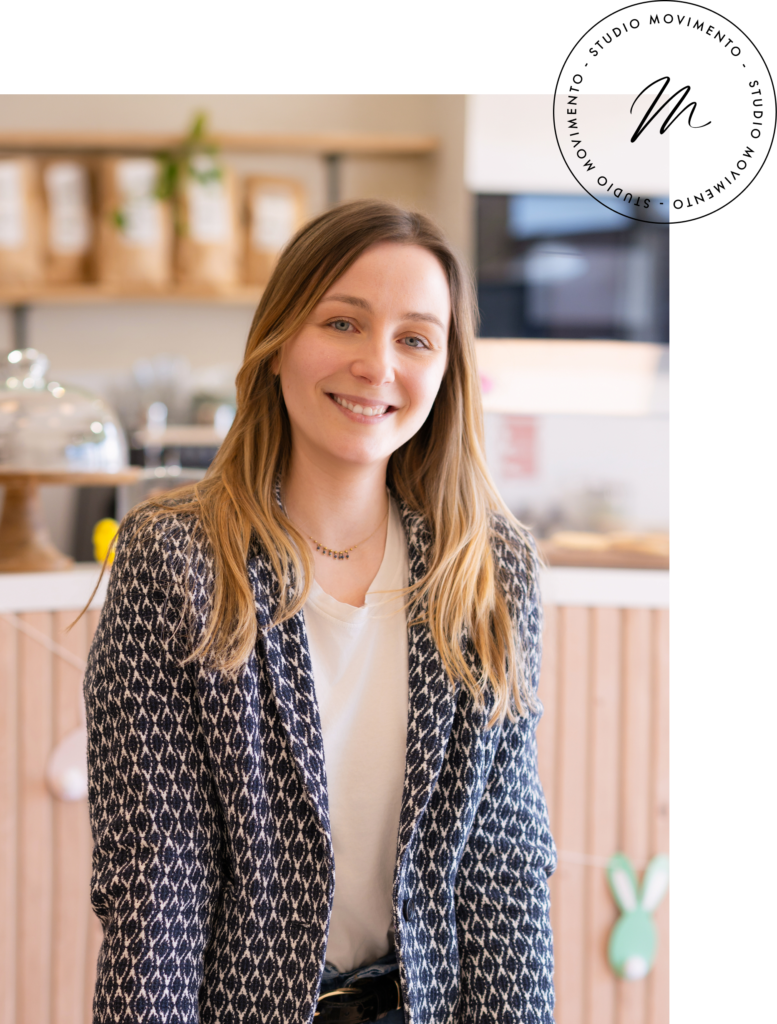 Portrait de raphaelle graphiste souriante en intérieur